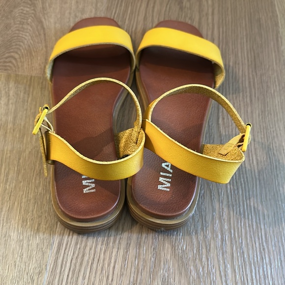 Mia Yellow Sandals - Picture 4 of 5